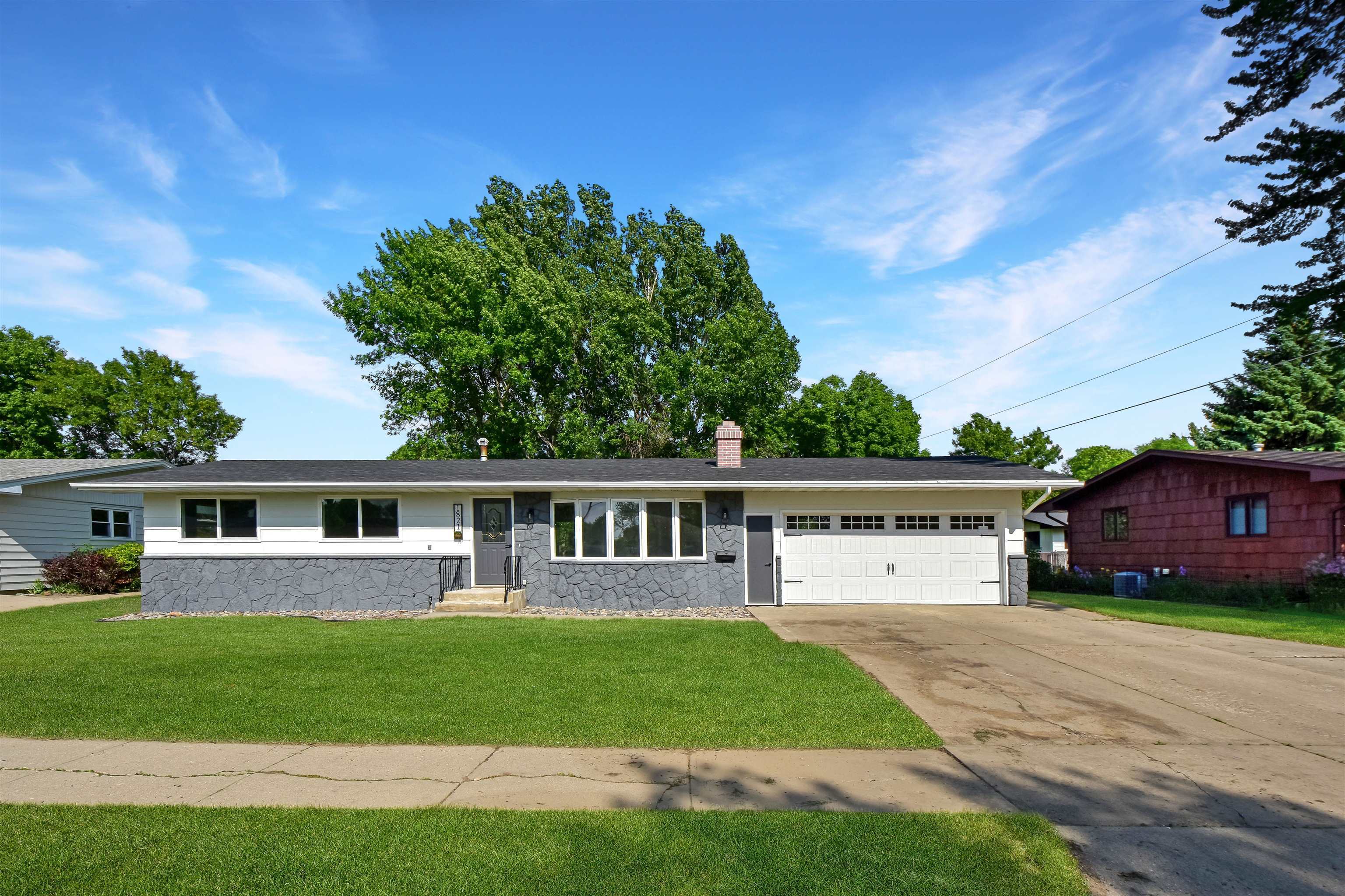 1821 11th St SW  Minot ND 58701 photo