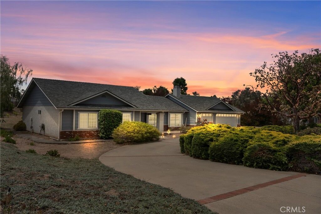 Property Photo:  425 Tejas Place  CA 93444 