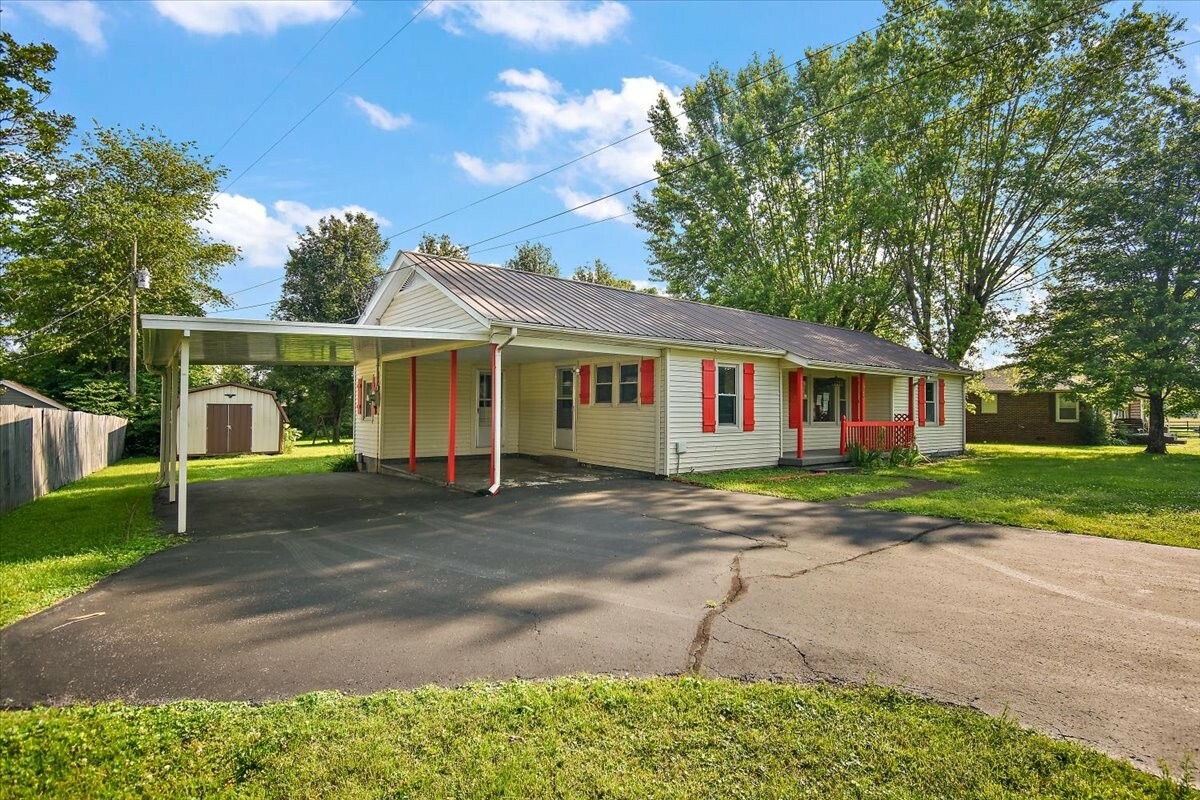 Property Photo: 309 Bratton Ave TN 37083