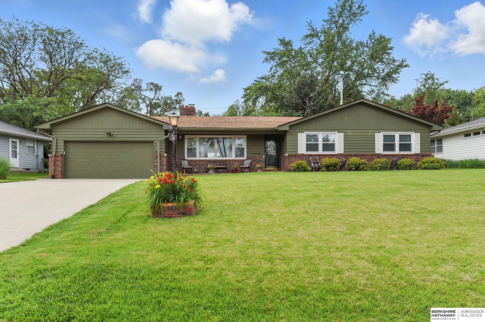 Property Photo: 6411 Glenwood Road NE 68132
