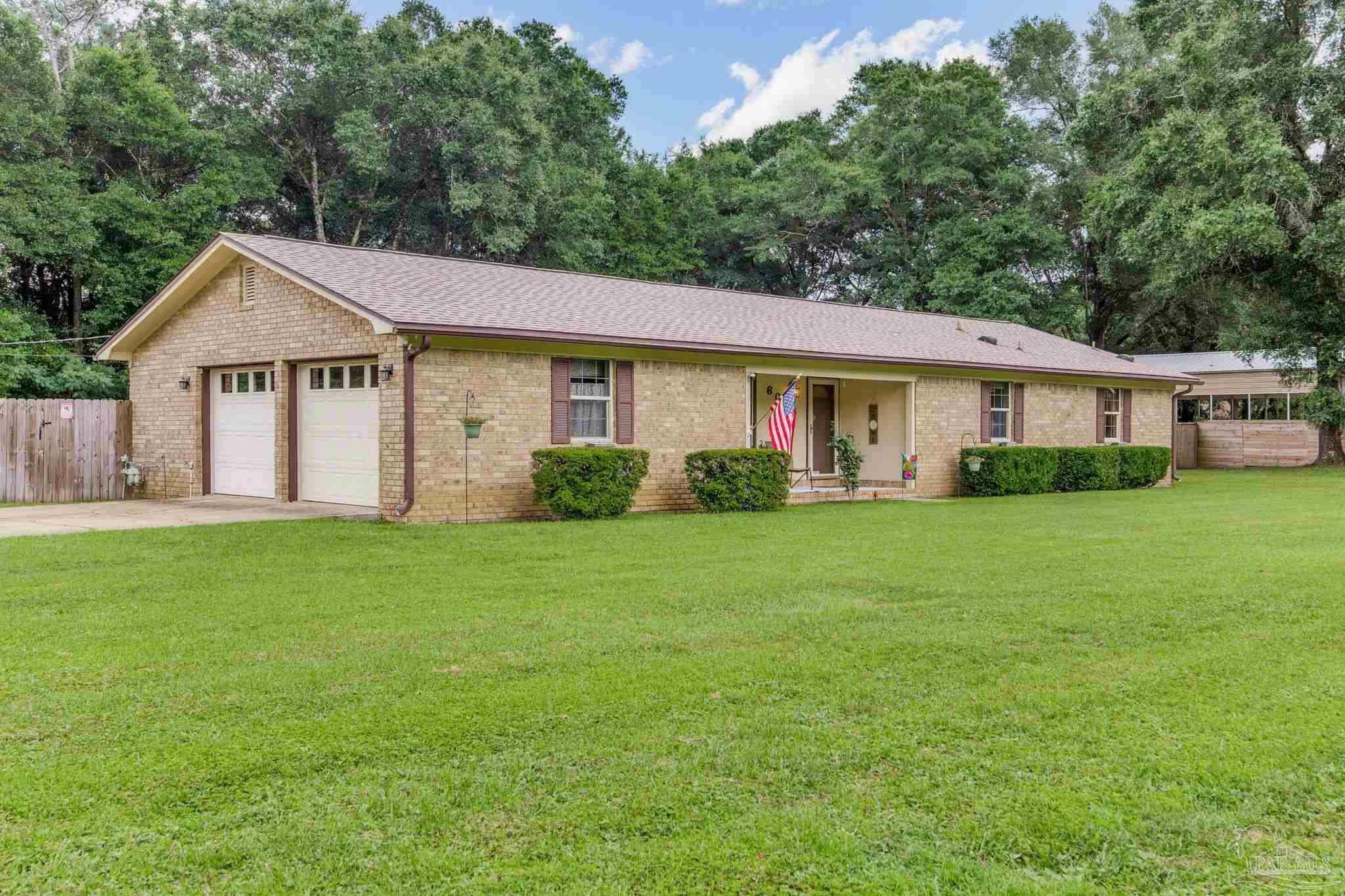 Property Photo: 6028 Laurelwood Dr FL 32570