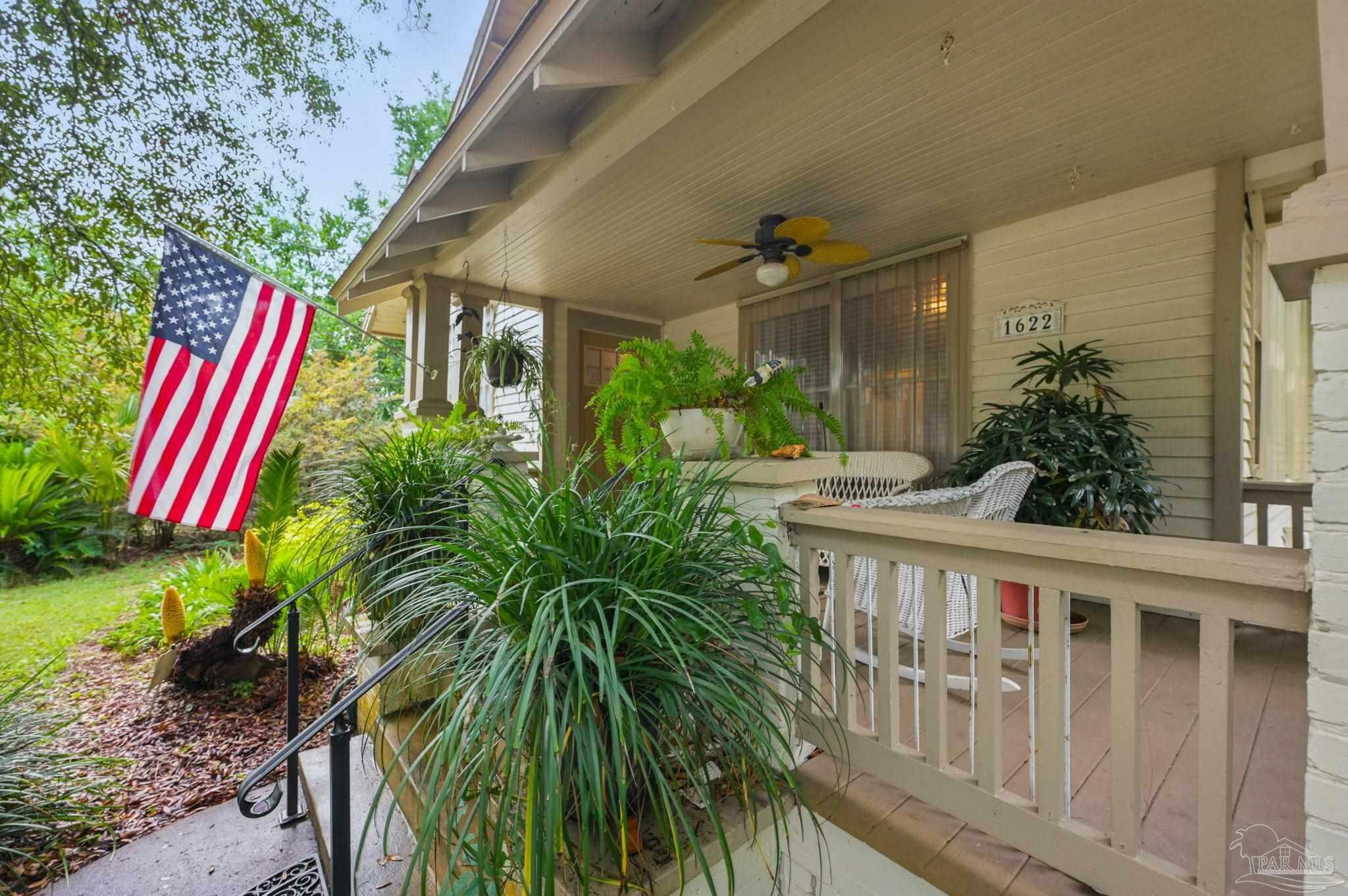 Property Photo: 1622 E Lee St FL 32503
