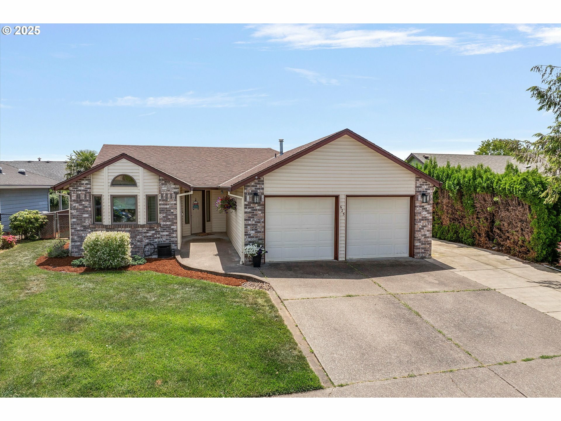 Property Photo: 625 SE 7th Pl OR 97013