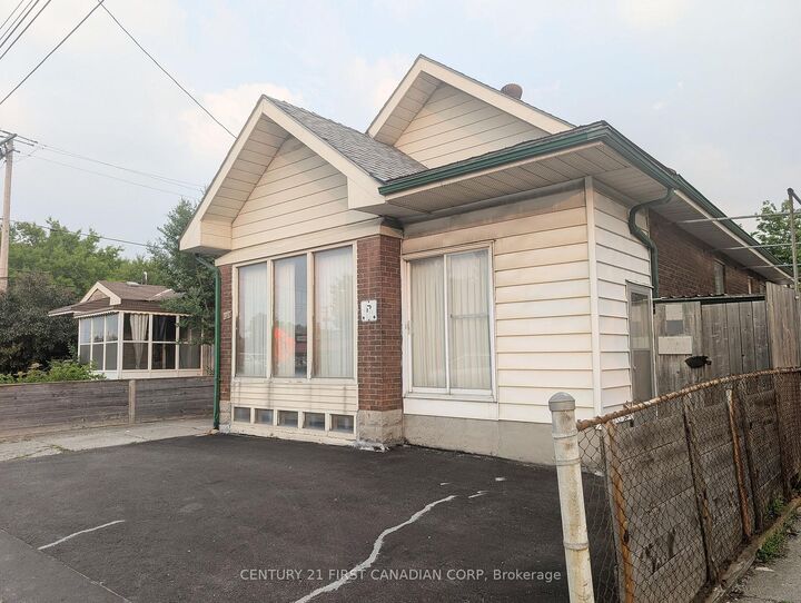 Property Photo:  1169 Oxford Street E  ON N5Y 3L7 