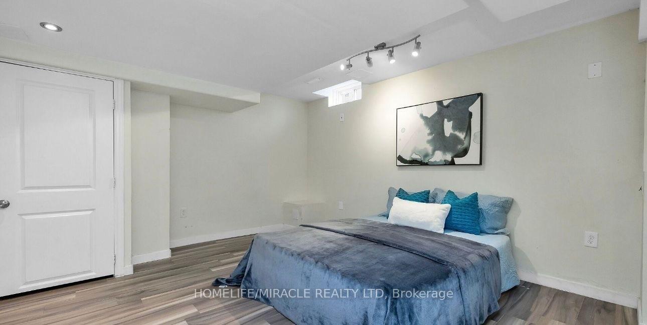 Property Photo: 1686 Samuelson Circle Lower ON L5N 7Z7