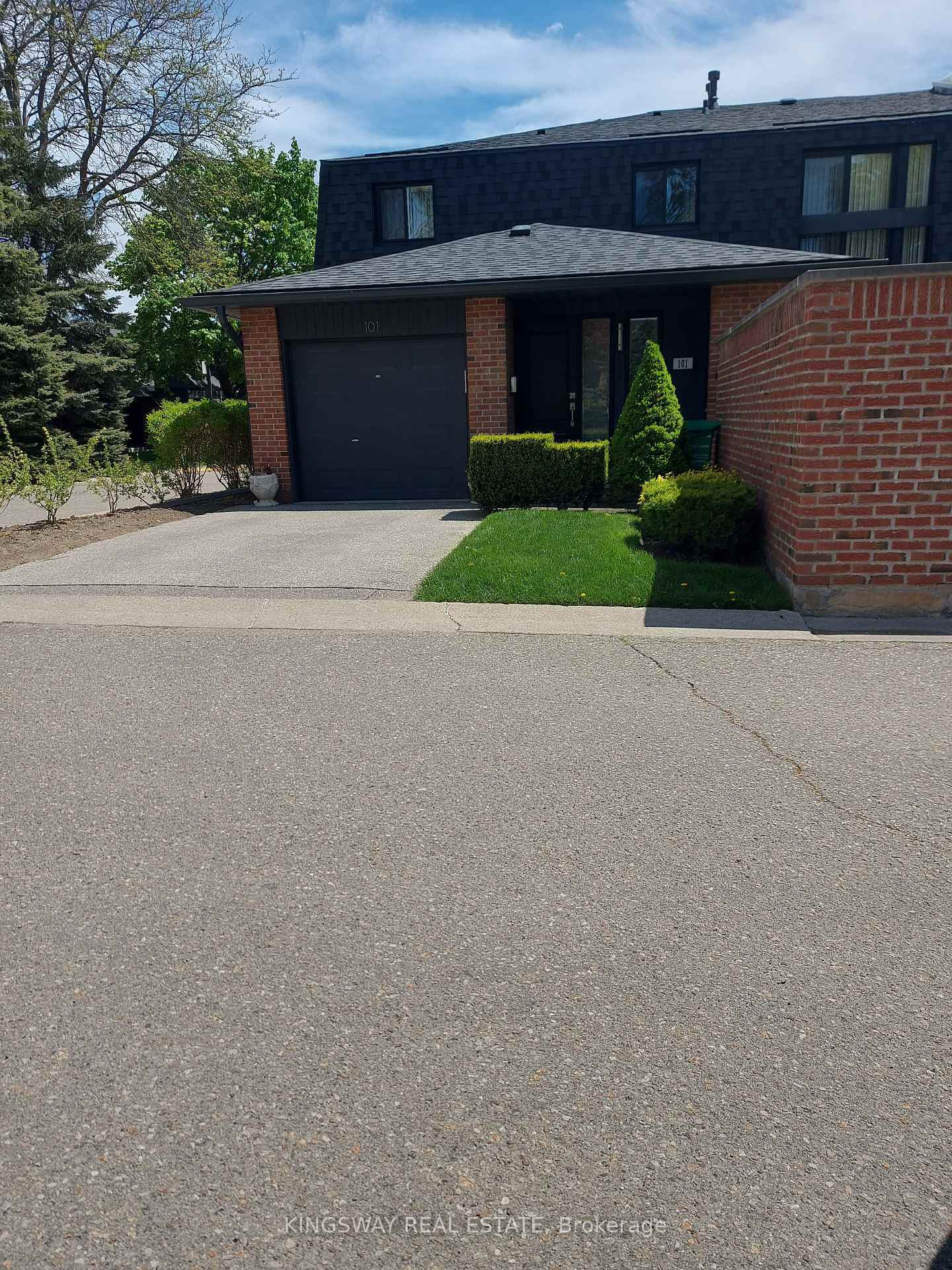 Property Photo: 20 Mineola Road E 101 ON L5G 4N9