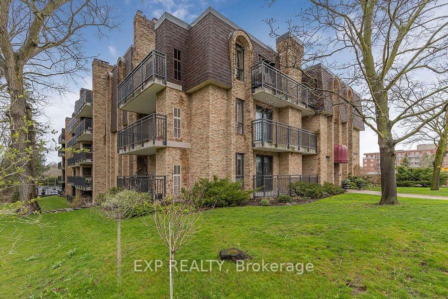 Property Photo: 15390 Yonge Street 104 ON L4G 1N8