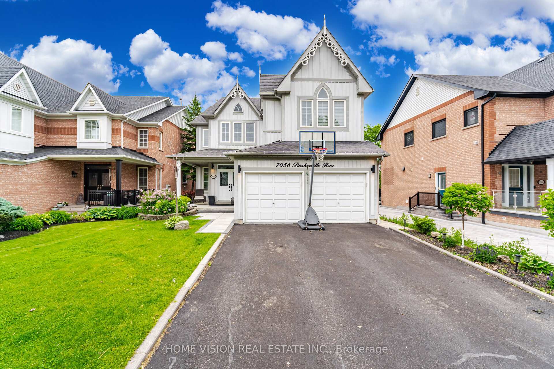 Property Photo: 7056 Baskerville Run N ON L5W 1A2