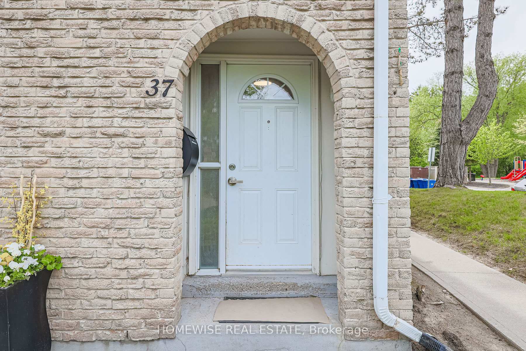 Property Photo: 560 Waverly Street N 37 ON L1J 5Y4