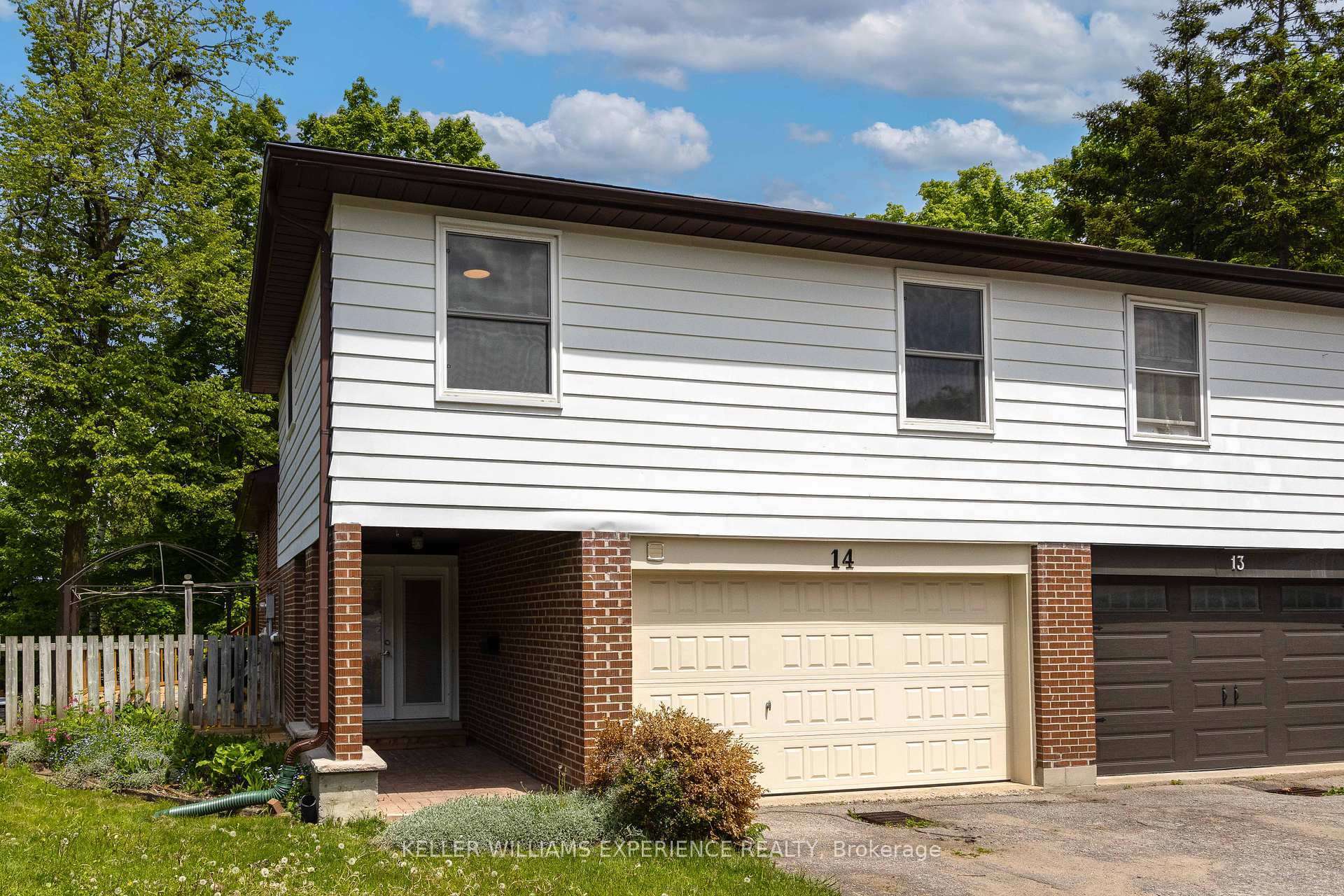 Property Photo: 14 Ashdale Court ON L4M 5B5