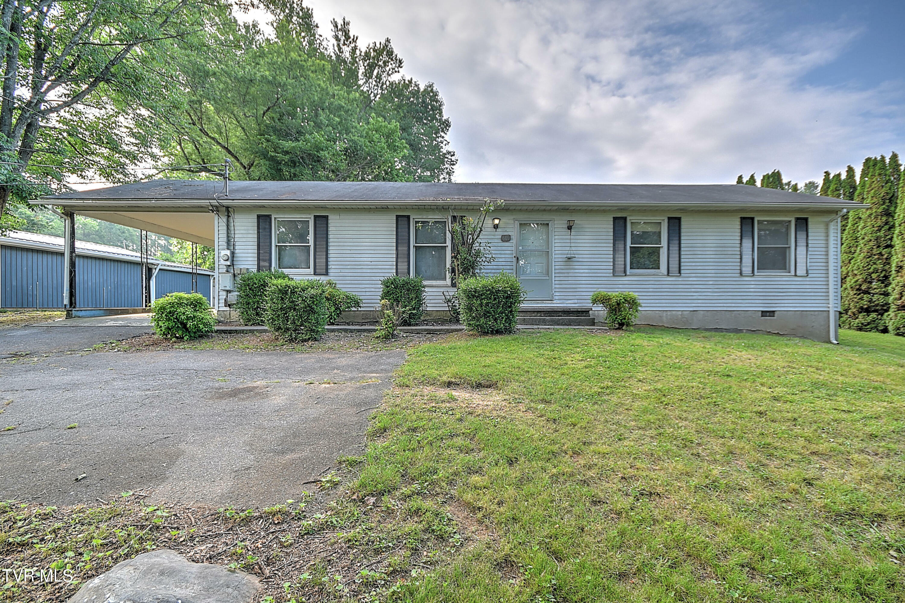 Property Photo: 609 West Oakland Court TN 37604
