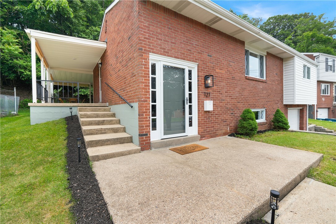 Property Photo: 127 Greenview Dr PA 15147