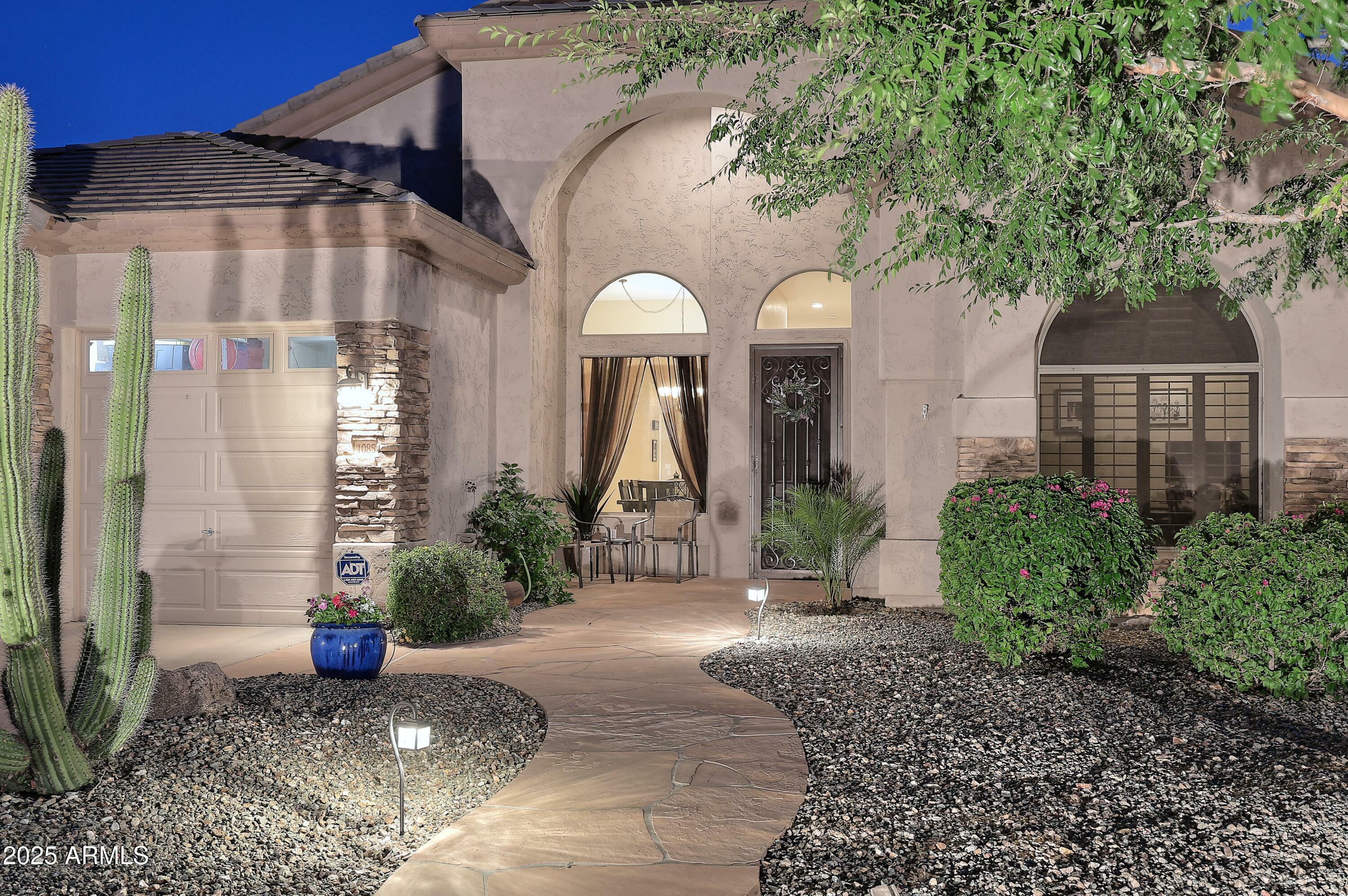 Property Photo: 1085 E Oakland Court AZ 85295
