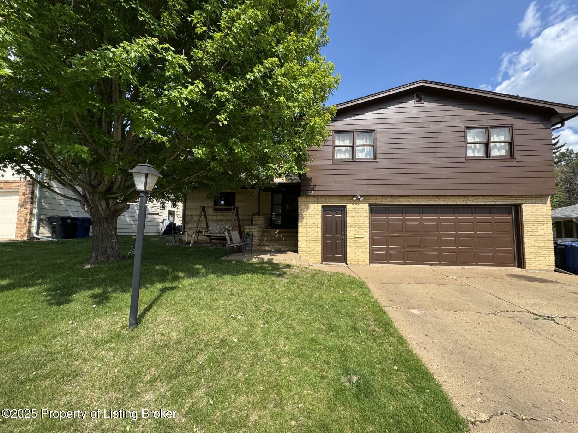Property Photo: 926 7th Avenue W ND 58601