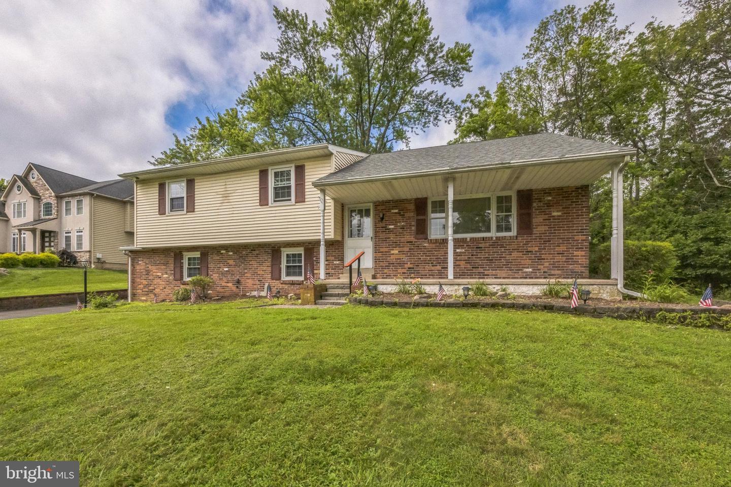 Property Photo: 886 Sackettsford Road PA 18974