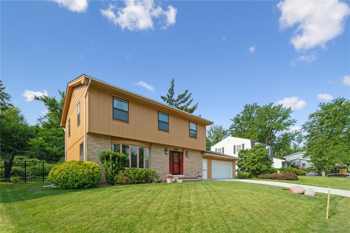 Property Photo: 407 Parkland Drive SE IA 52403