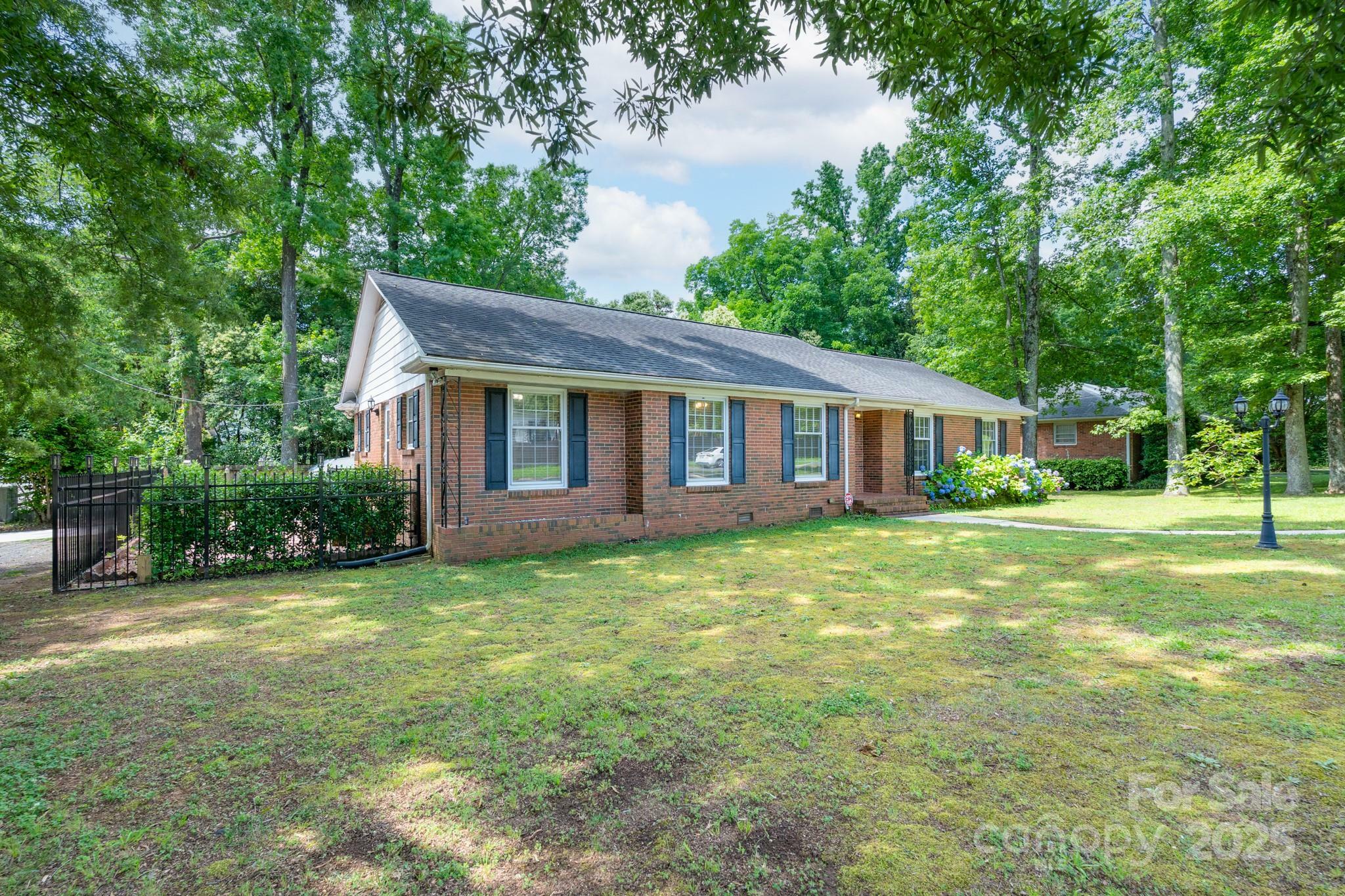 Property Photo: 5720 Amity Place NC 28212