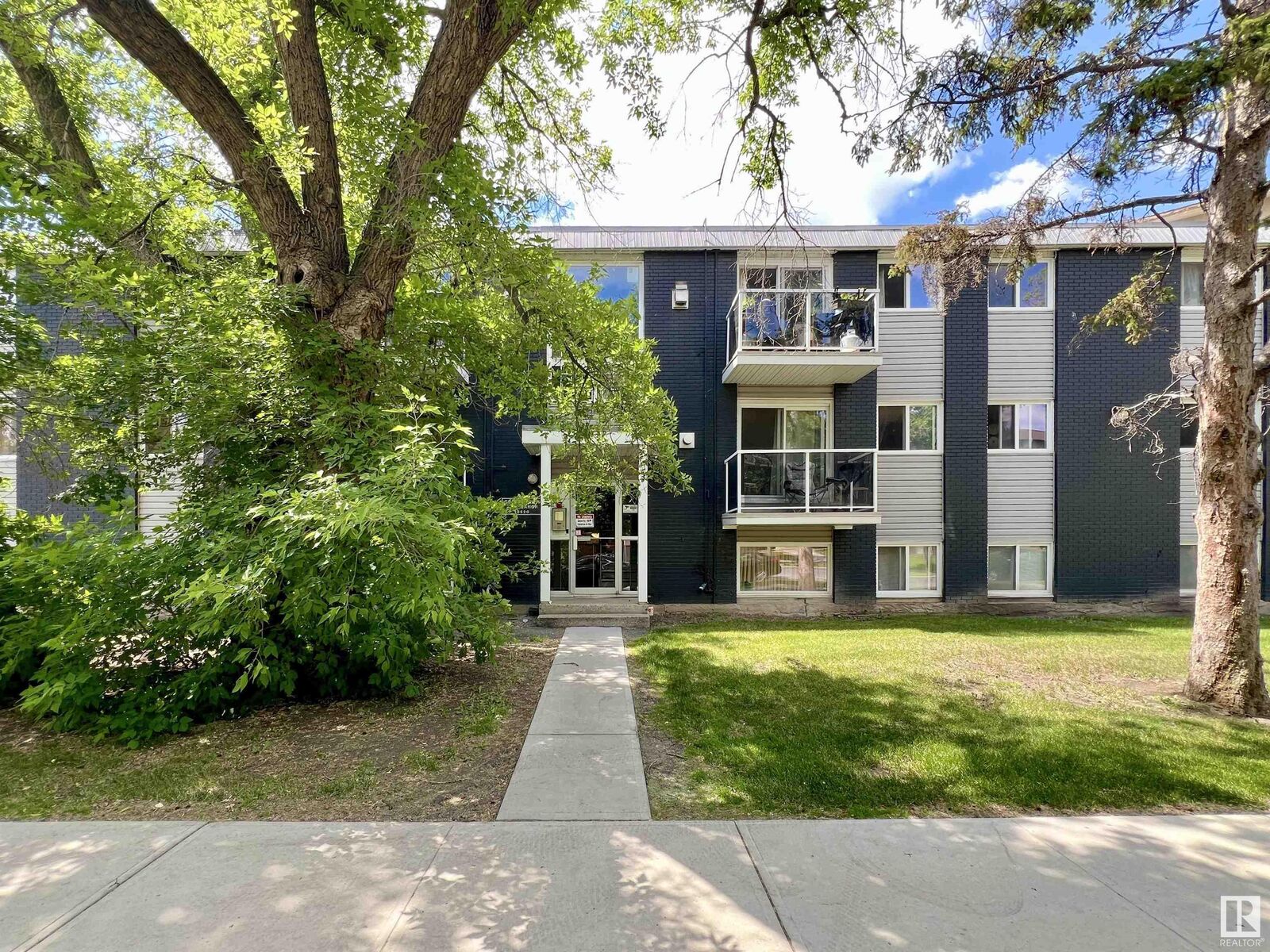Property Photo: 10620 122 Street NW 16 AB T5N 1M8