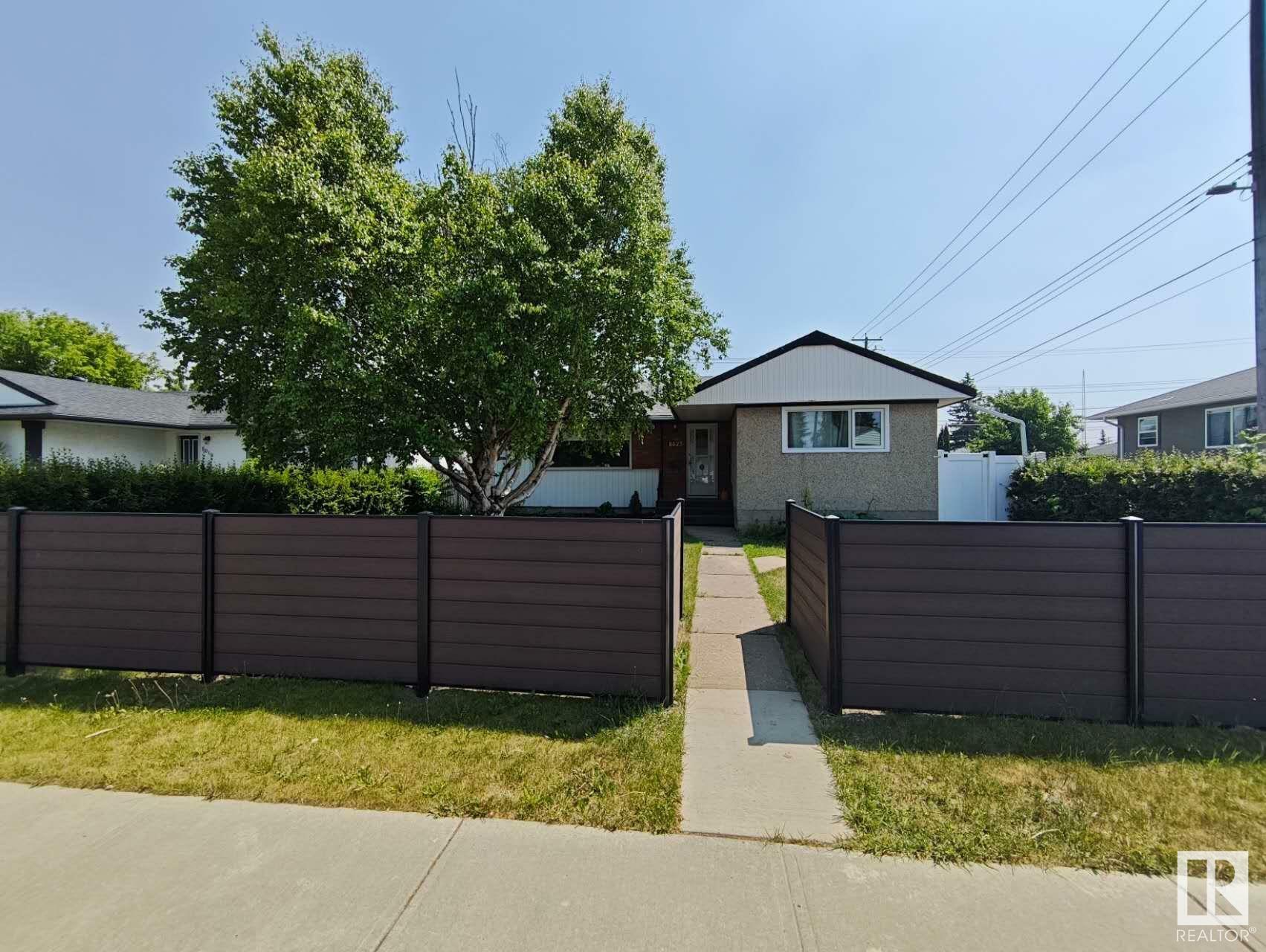 Photo de la propriété: 8023 70 Avenue NW AB T6C 0A6