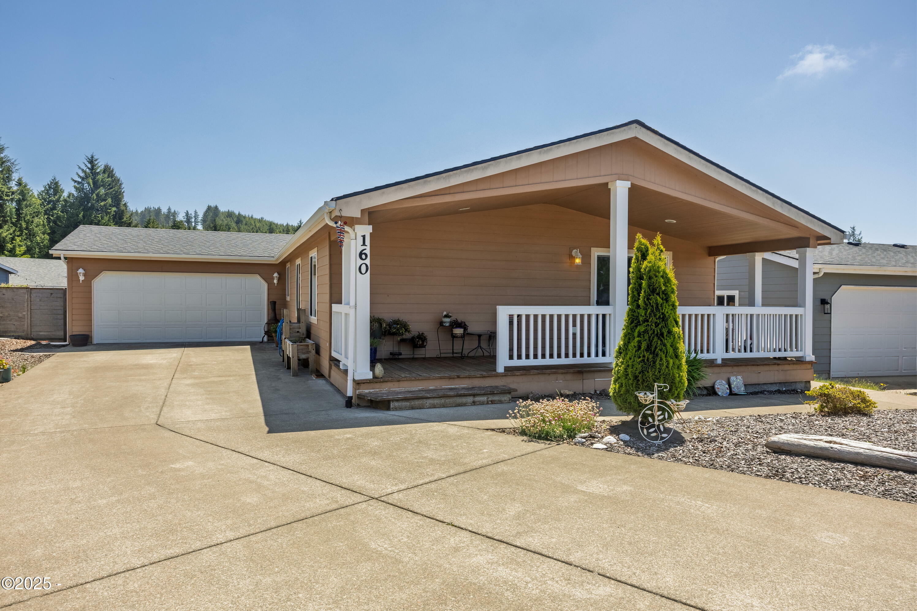 Property Photo: 160 SE Whalesong Drive OR 97341