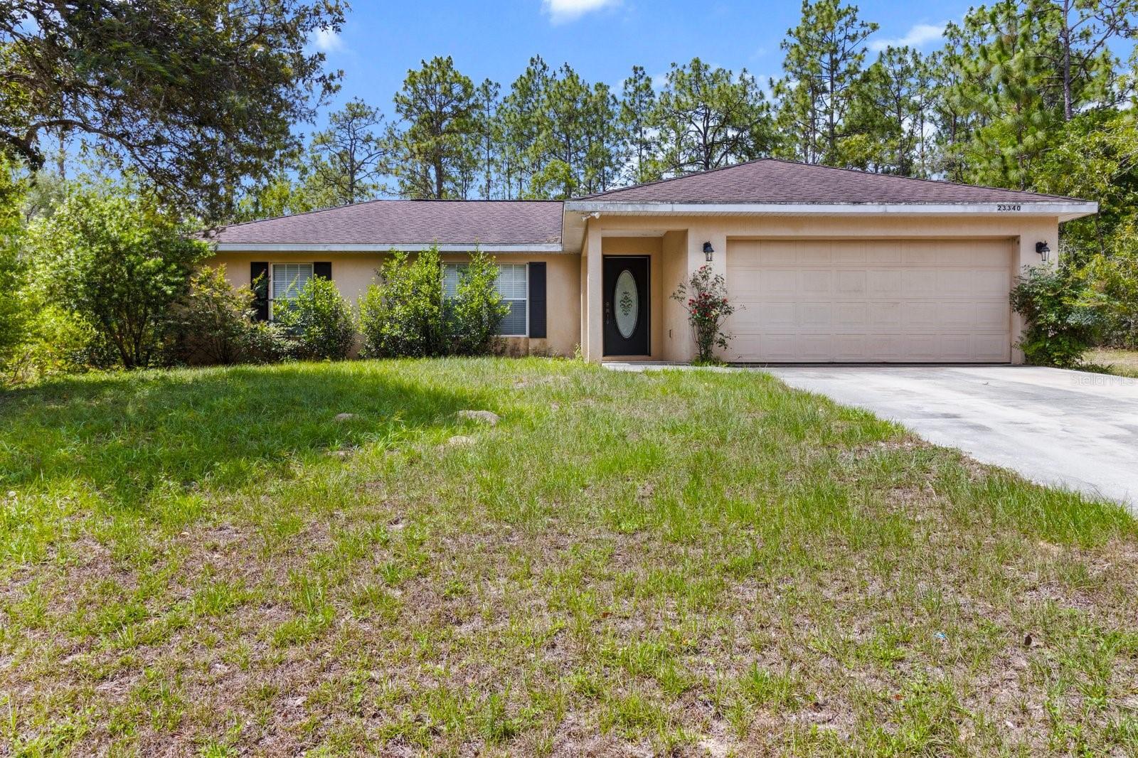 Property Photo: 23340 NW Columbine Avenue FL 34431