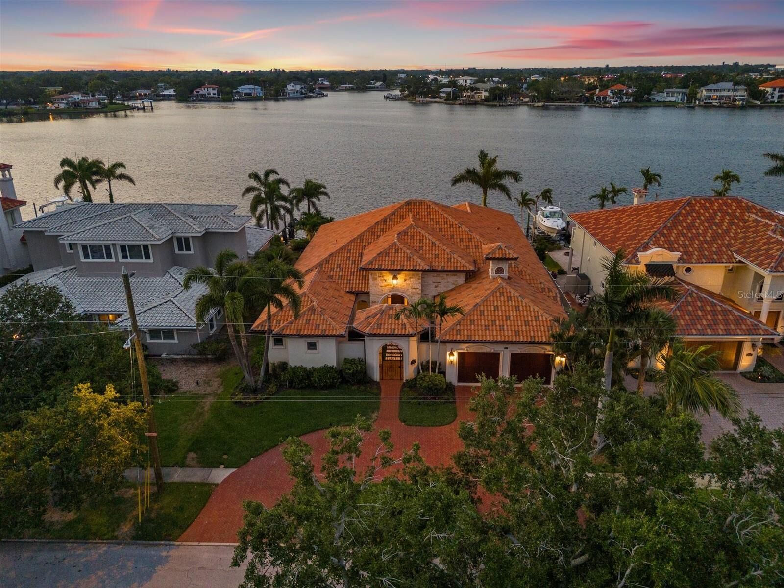 Property Photo: 301 Bayview Drive NE FL 33704