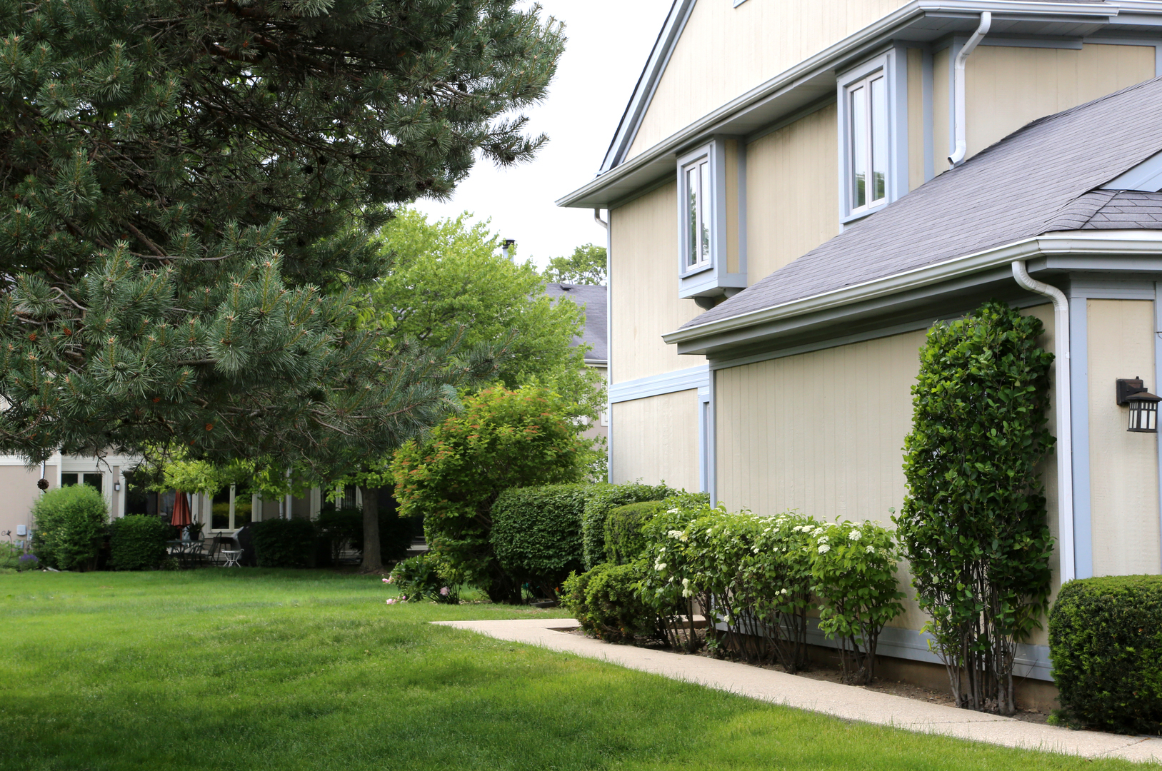 Property Photo: 402 Catbird Lane IL 60015