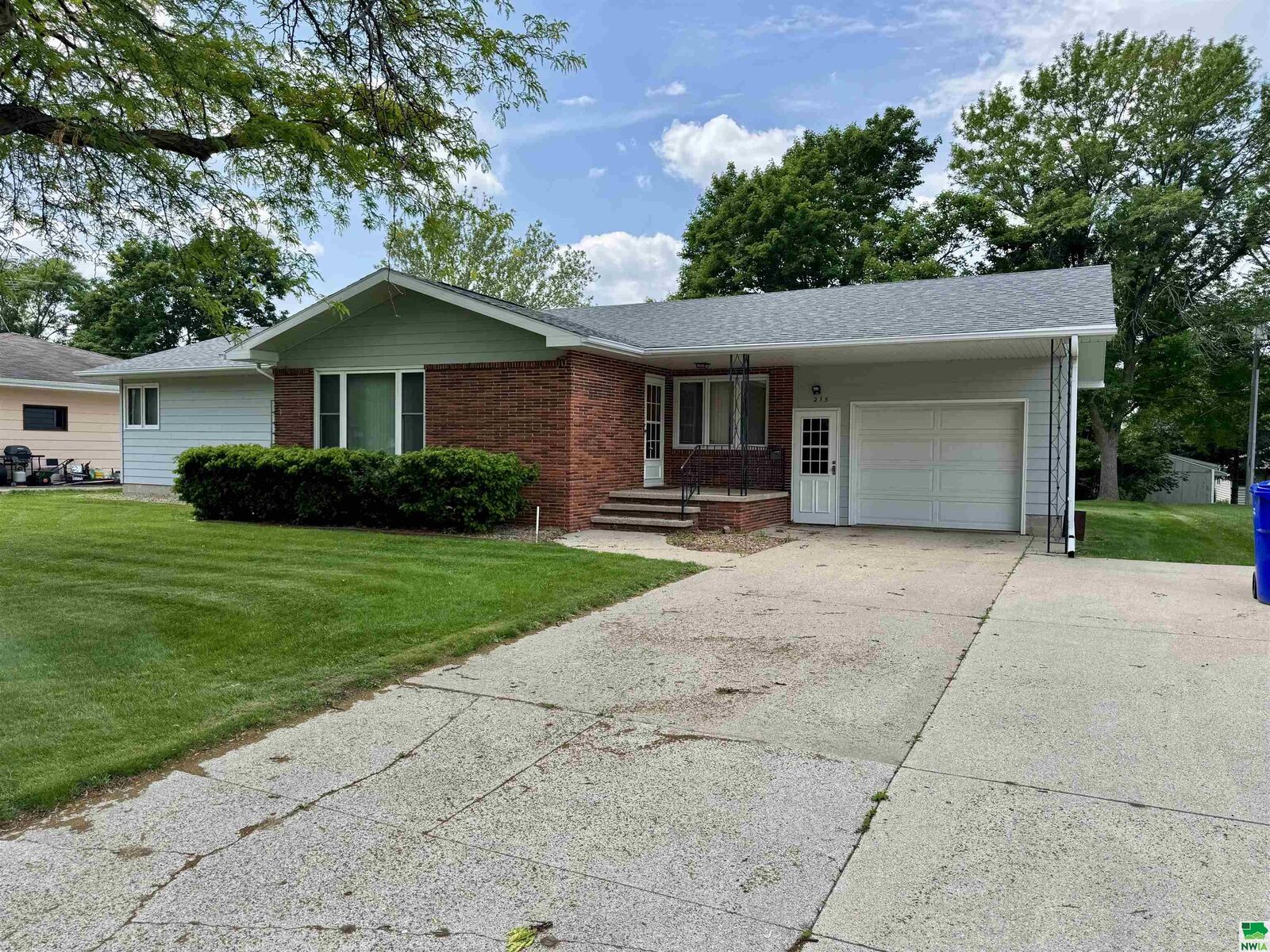 Property Photo: 215 10th Ave SE IA 51031