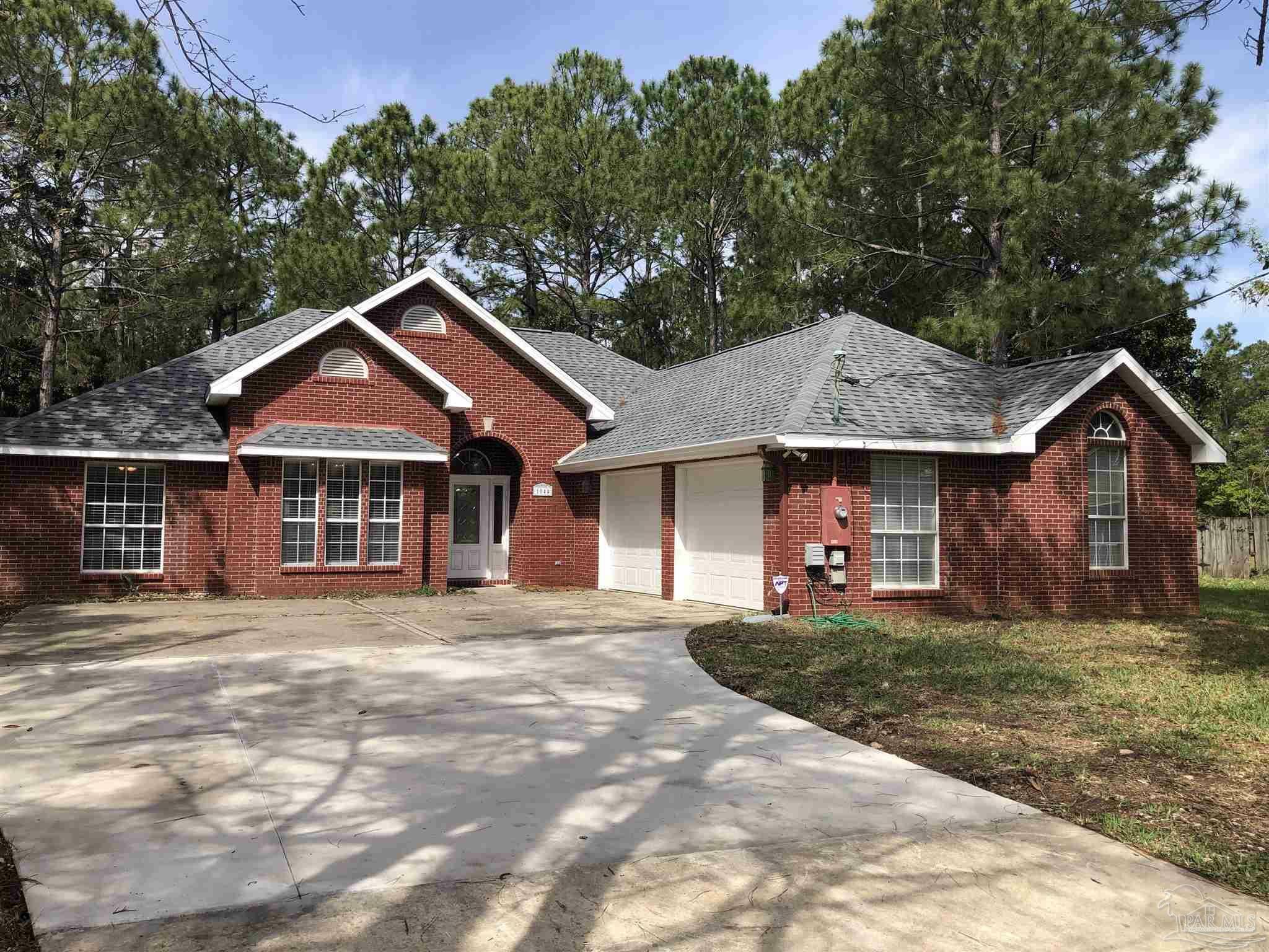 Property Photo: 1044 Woodlore Cir FL 32563