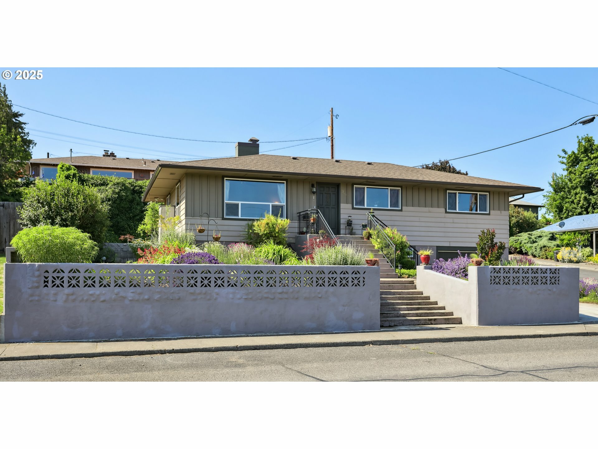 Property Photo: 1900 E 10th St OR 97058
