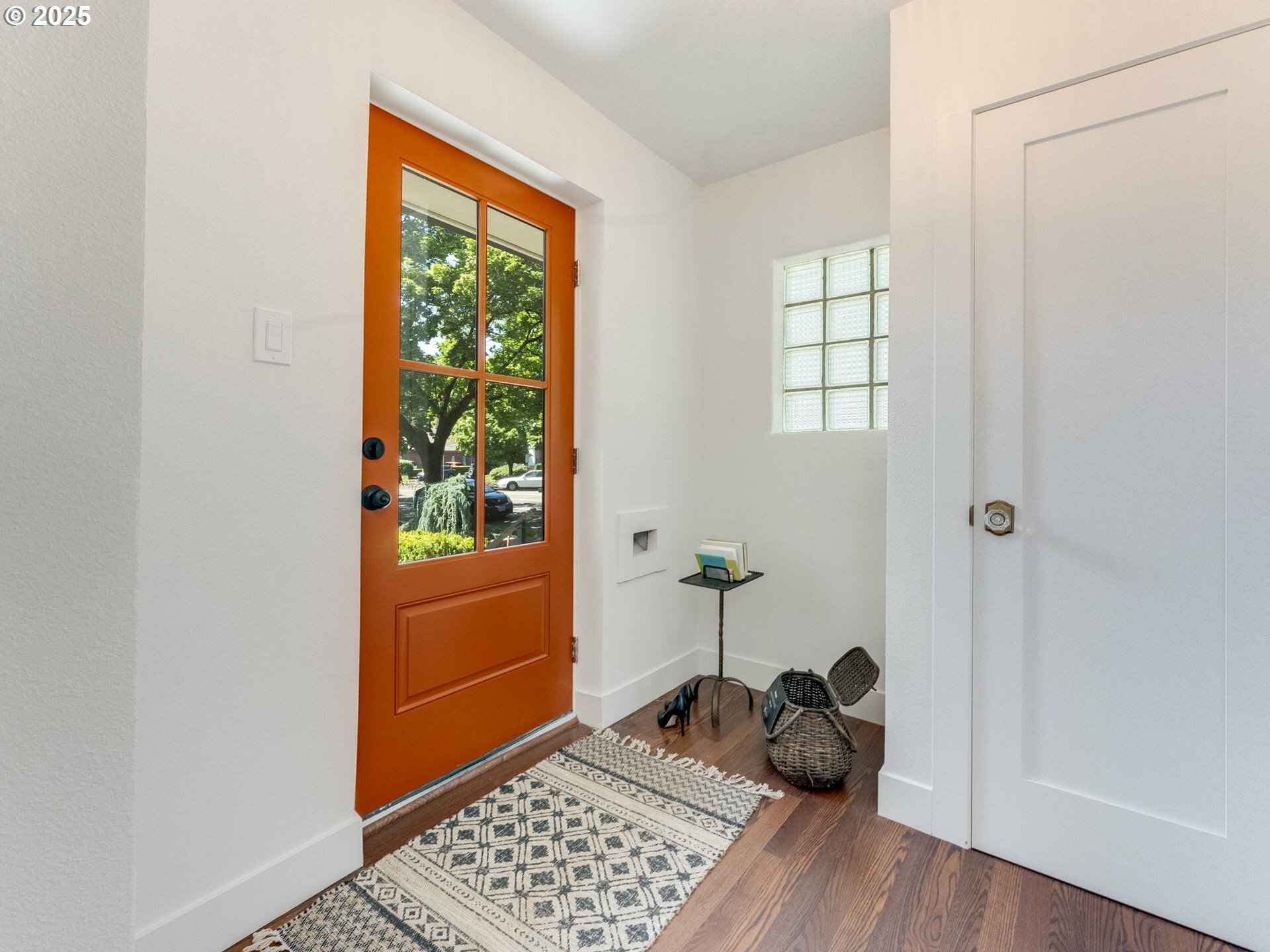 Property Photo: 409 E McLoughlin Blvd WA 98663