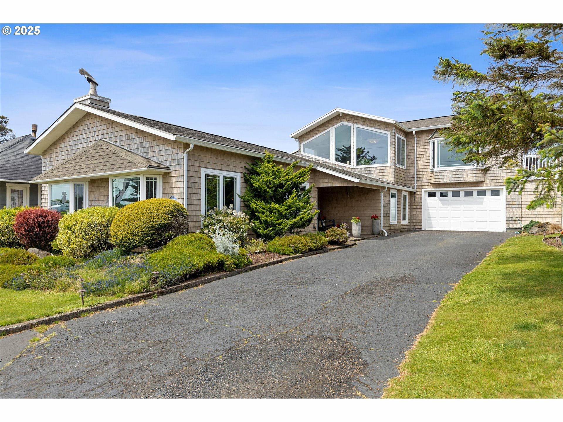 Property Photo: 825 1st St OR 97369