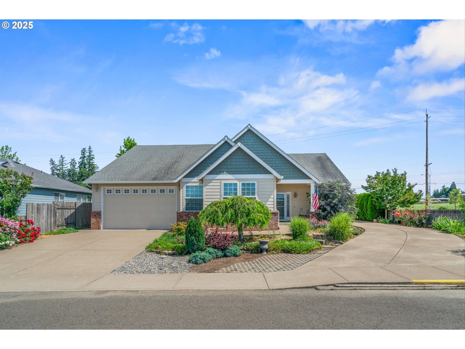 Property Photo:  301 Chinook St  OR 97038 