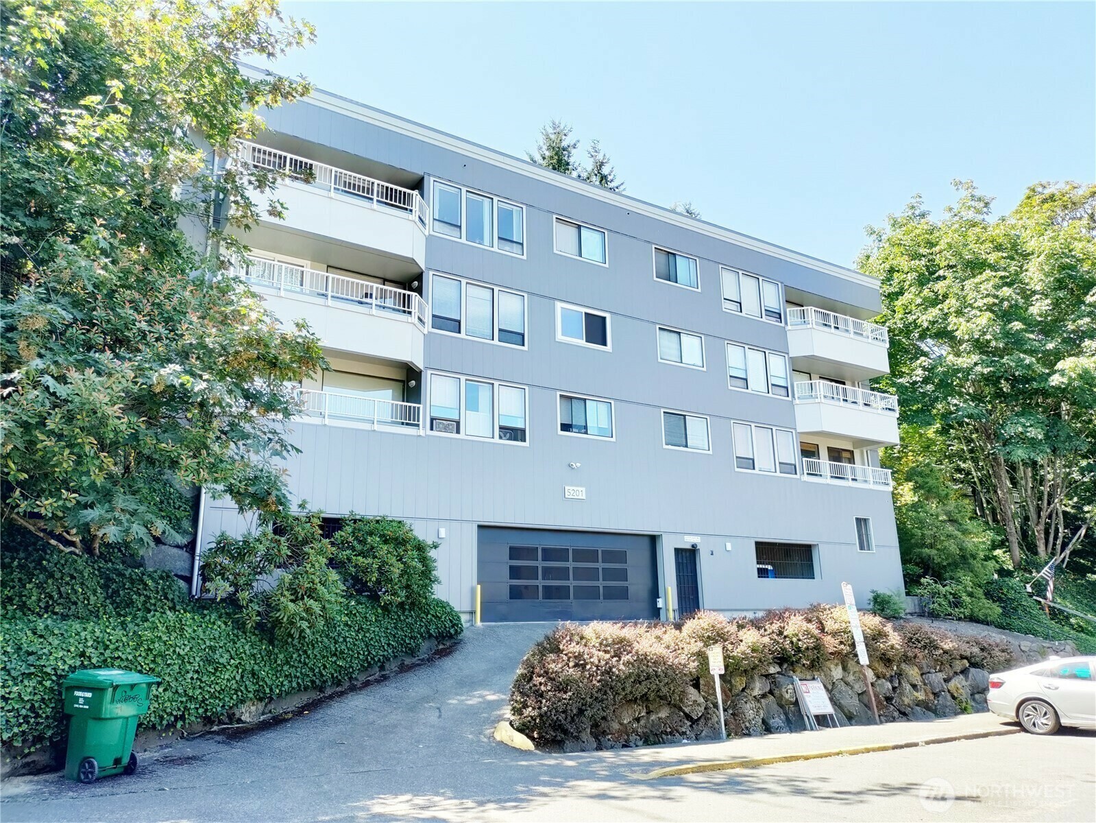 Property Photo: 5201 22nd Avenue NE 103 WA 98105