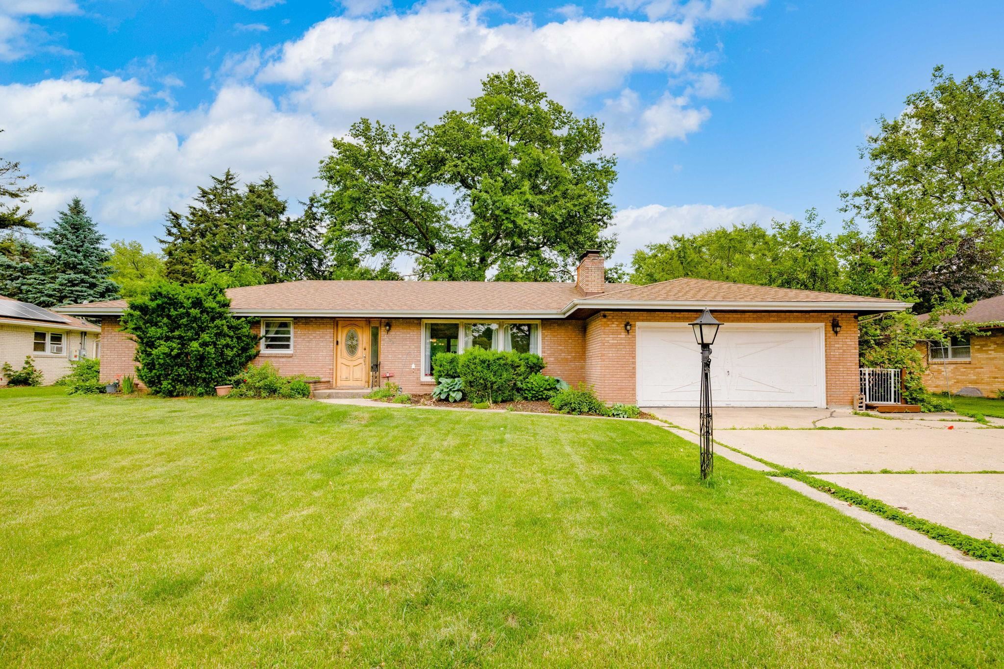 Property Photo: 1120 Woodridge Drive IL 61108