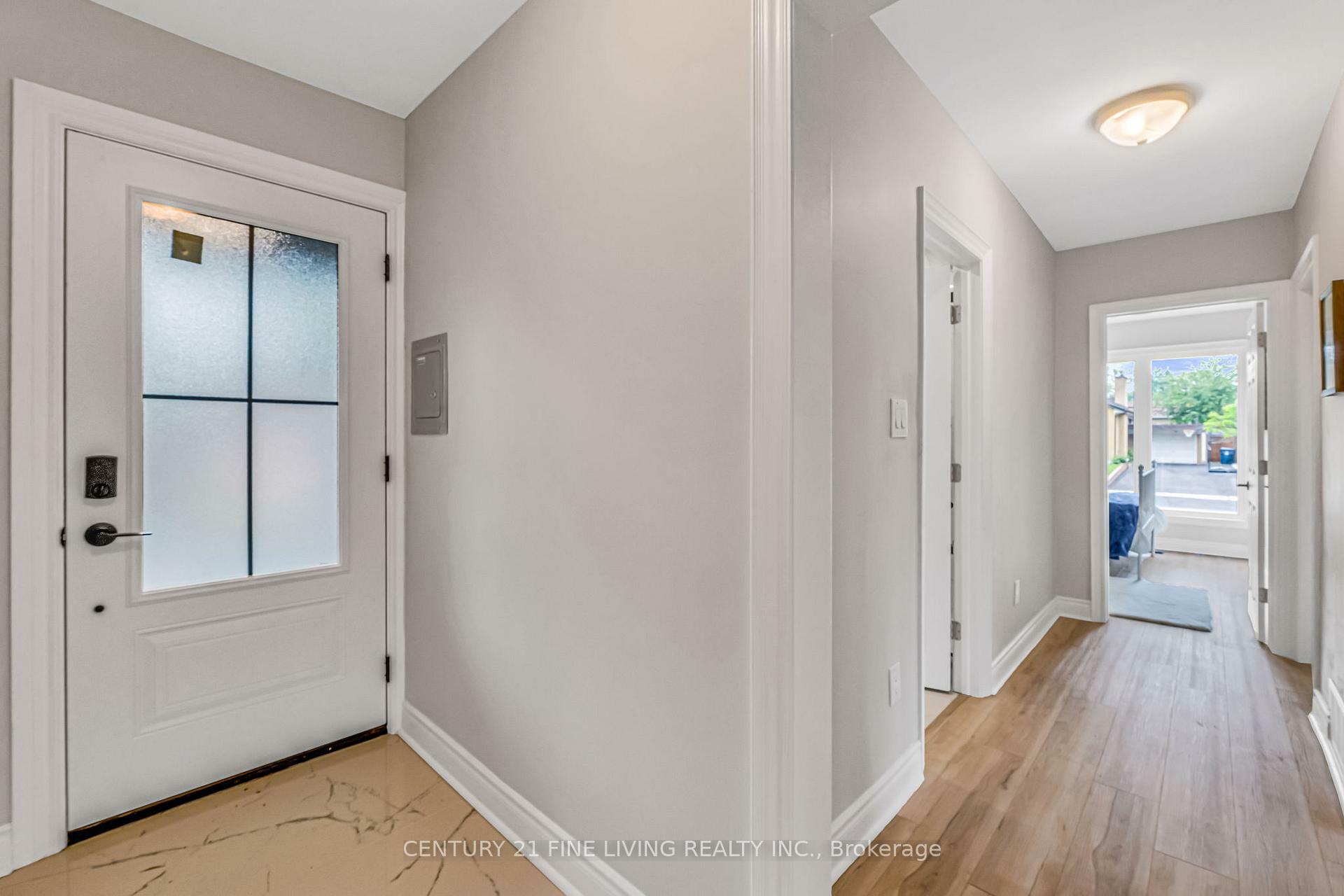 Photo de la propriété: 46 Rossburn Drive ON M9C 2P8
