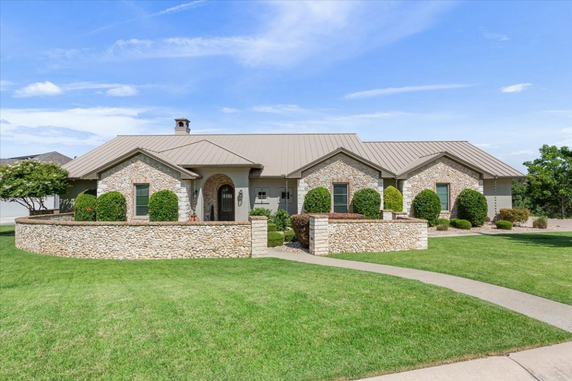 Property Photo: 2501 Woodbine Circle TX 78628