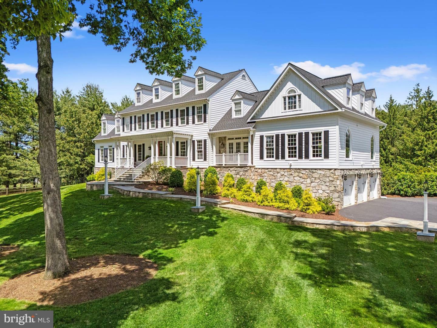 Property Photo: 625 Nalls Farm Way VA 22066