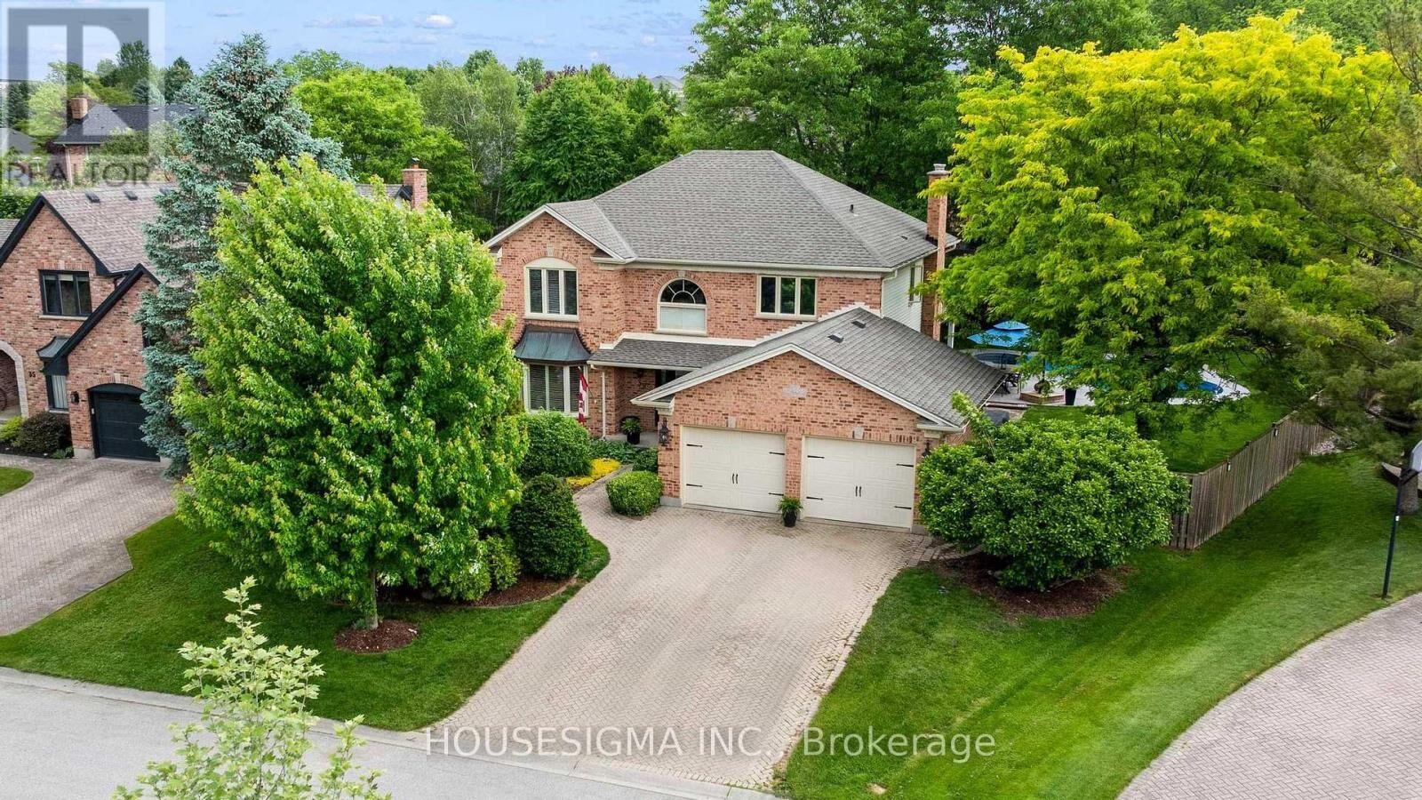 Property Photo: 39 Rose Hip Place ON N6K 4H4