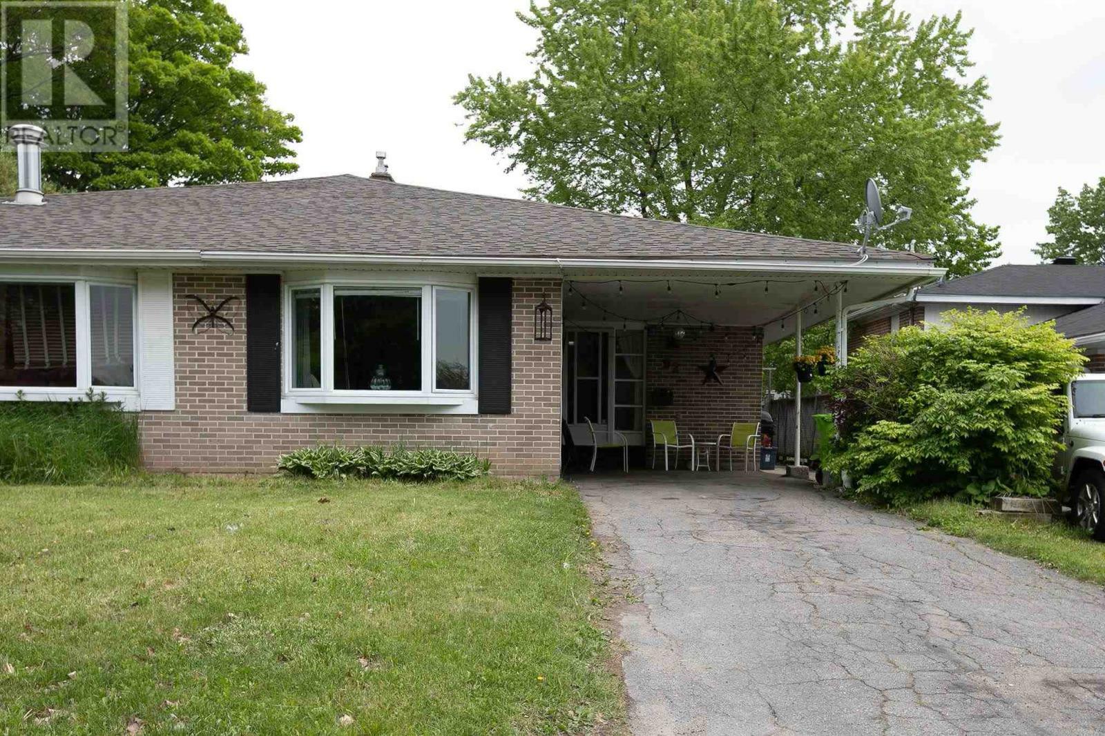 92 Palace Dr  Sault Ste. Marie ON P6B 5H5 photo