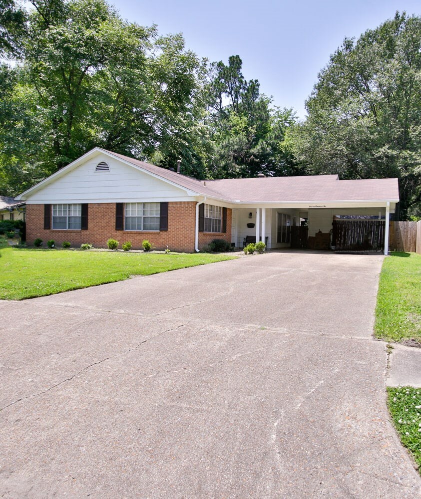 Property Photo: 1102 Bridgeport Drive AR 72301