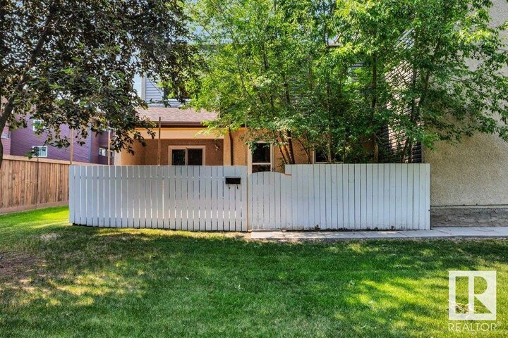 Property Photo: 116 Kaskitayo Court NW AB T6J 3T3
