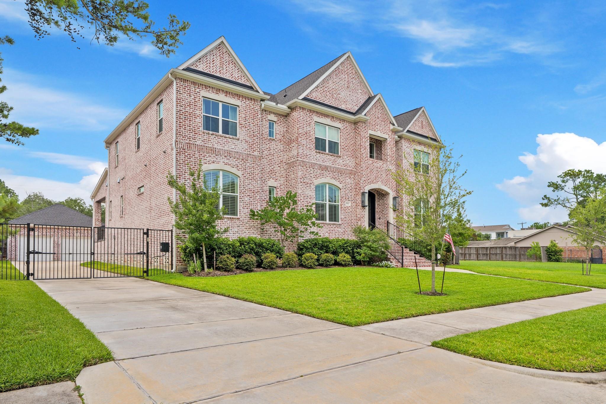 Property Photo: 5006 Braesvalley Drive TX 77096