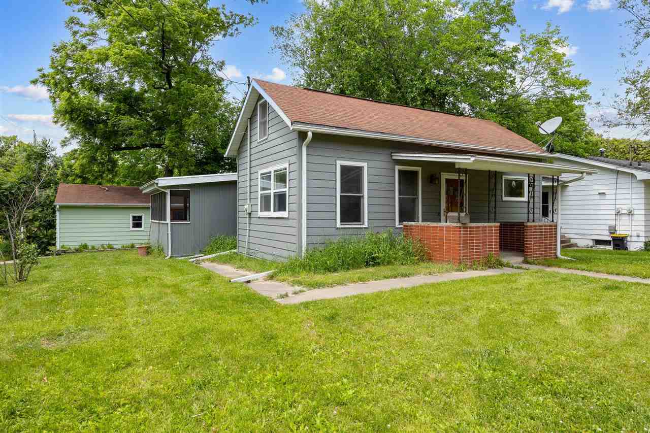Property Photo: 621 Reno St IA 52245
