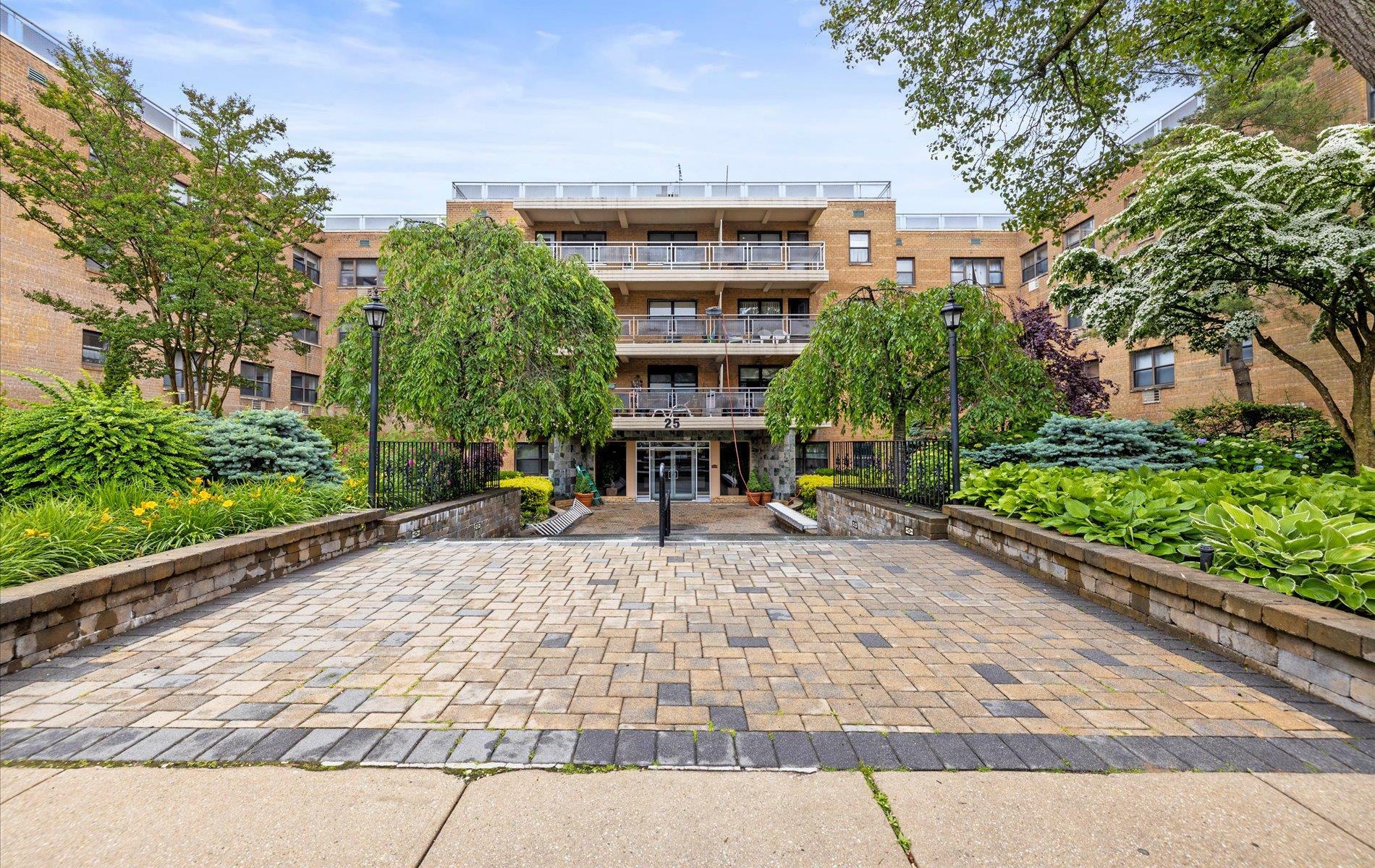 Property Photo: 25 Park Place 3K NY 11021