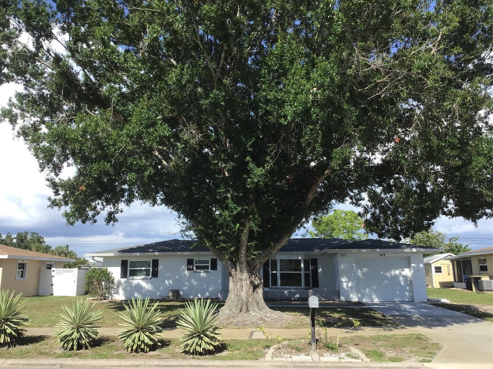 Property Photo: 244 Venice East Boulevard FL 34293