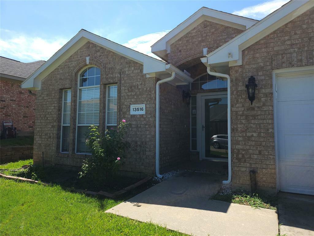 Property Photo: 13516 Quarry Trace TX 76040