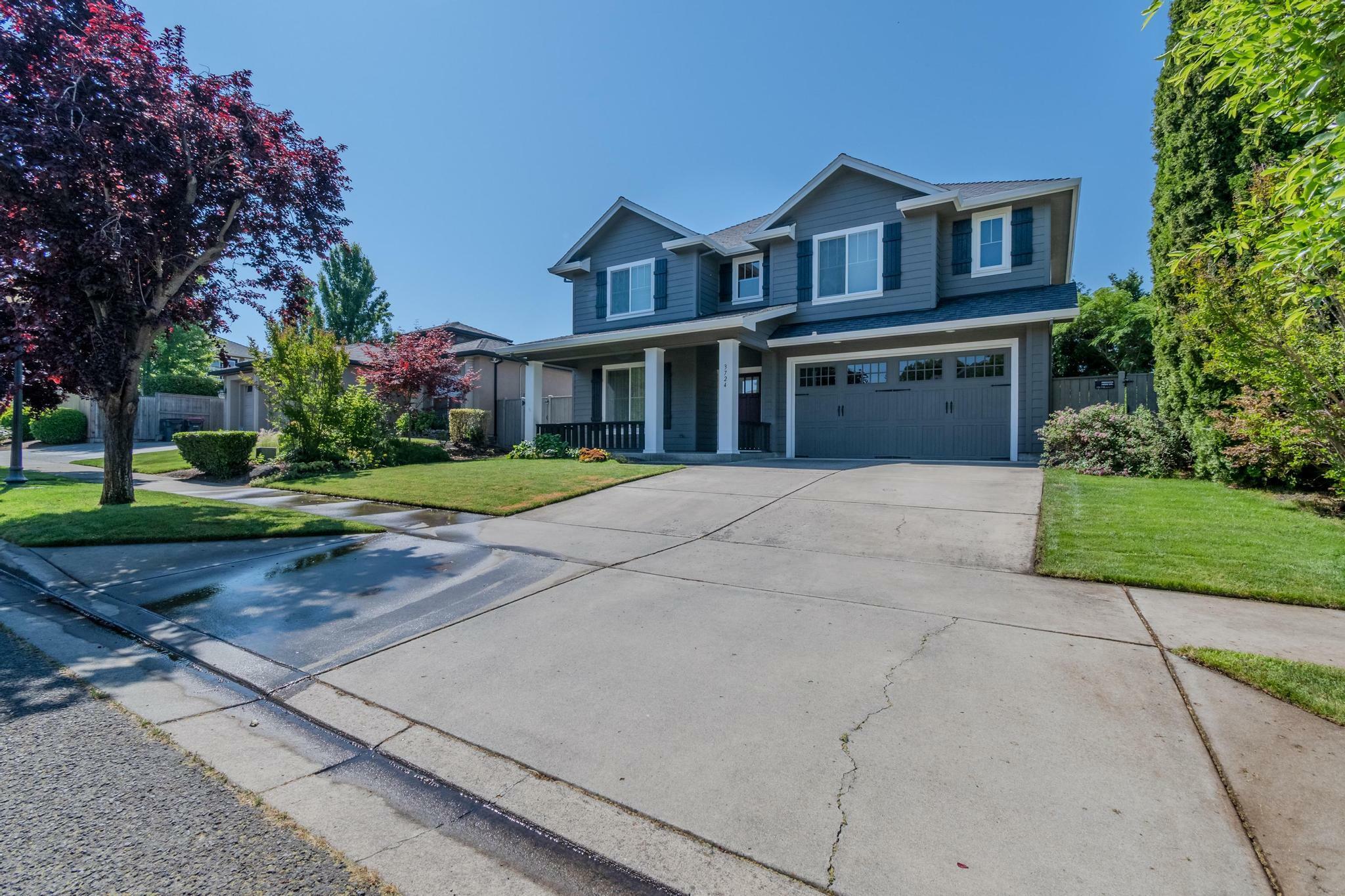 Property Photo: 3724 Sherwood Park Drive OR 97504