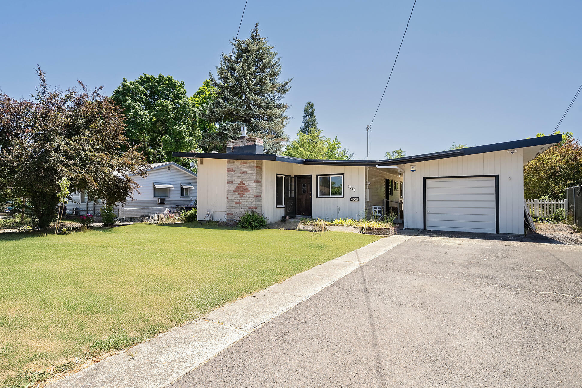 Property Photo: 1020 Oak Street OR 97502