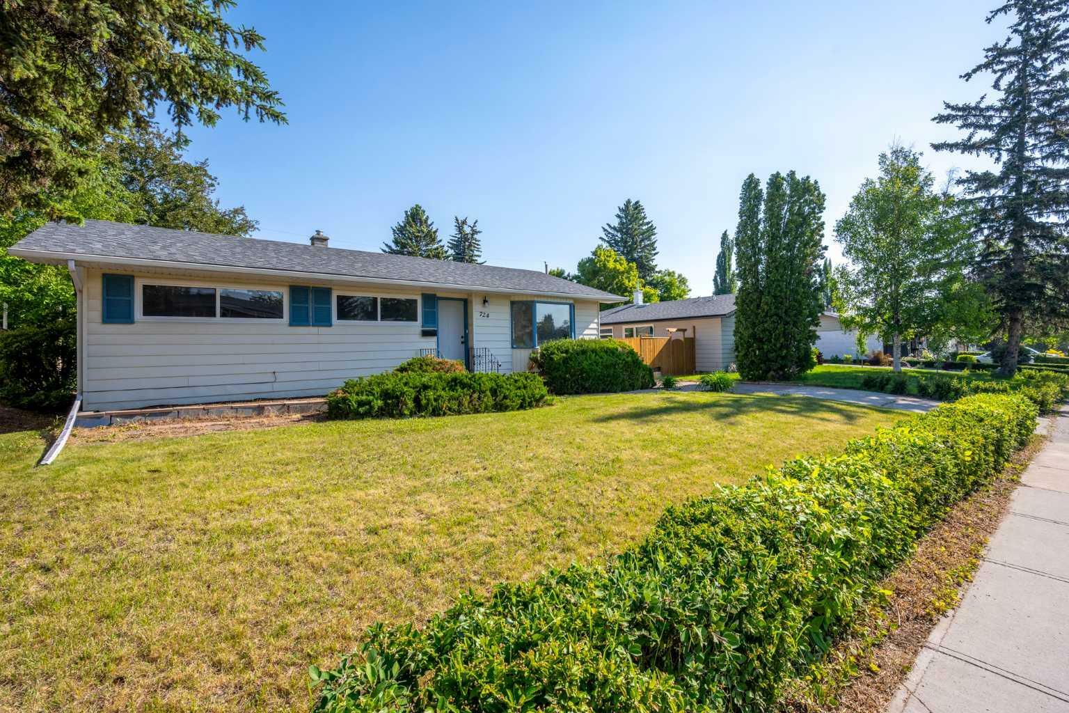 Property Photo: 724 80 Avenue SW AB T2V 0V1